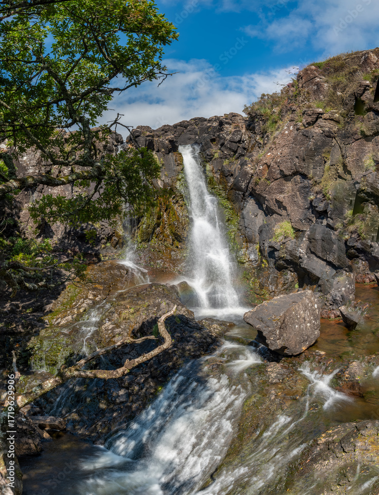 Fototapeta premium Eas Fors Wasserfall – Langzeitbelichtungs-Panorama auf der Isle of Mull, Schottland, aufgenommen im August 2025 bei sonnigem Wetter und klarer Sicht auf Felsen und Vegetation 
