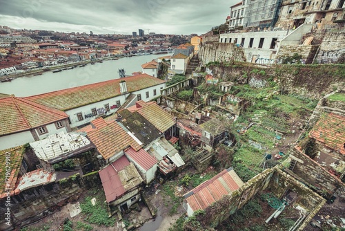 Canvastavla A cityscape view features dilapidated buildings and terraces overgrown with vegetation