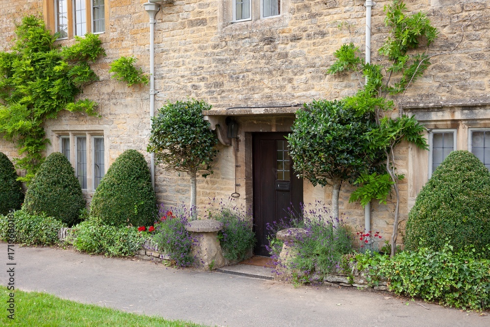 Fototapeta premium Cottage at Lower Slaughter, Cotswolds, Gloucestershire, England