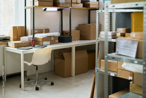 Foto Empty office workspace showing organized shelves with cardboard boxes, packages,