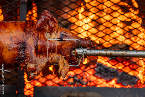 Vue d’un cochon entier cuit à la broche lors d’une préparation traditio