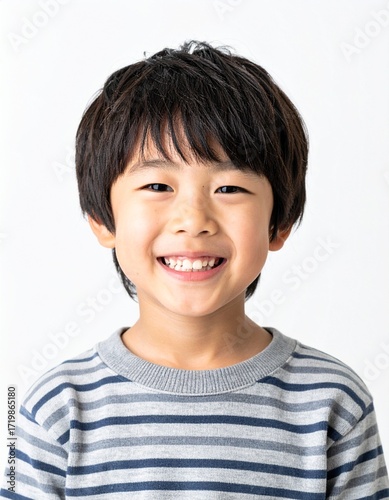 白い背景で幸せそうに笑う10歳くらいの日本人の男の子のポートレート（子供・明るい笑顔）, Portrait of a happy smiling Japanese boy