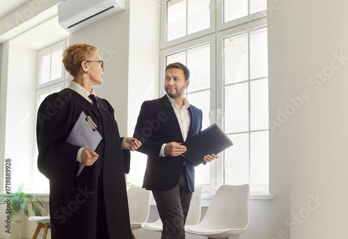 Fotografía Judge woman in professional outfit black robe and man magistrate walk talking on