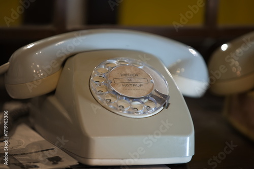 altes Telefon mit Wahlrad