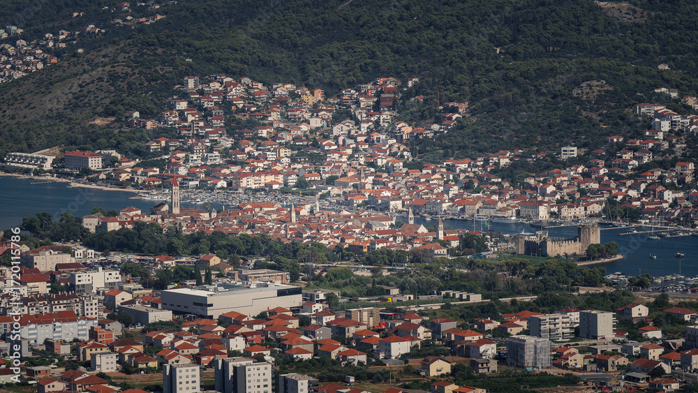 Fototapeta premium Compressed Vista: The Historic Center and Kamerlengo Fortress