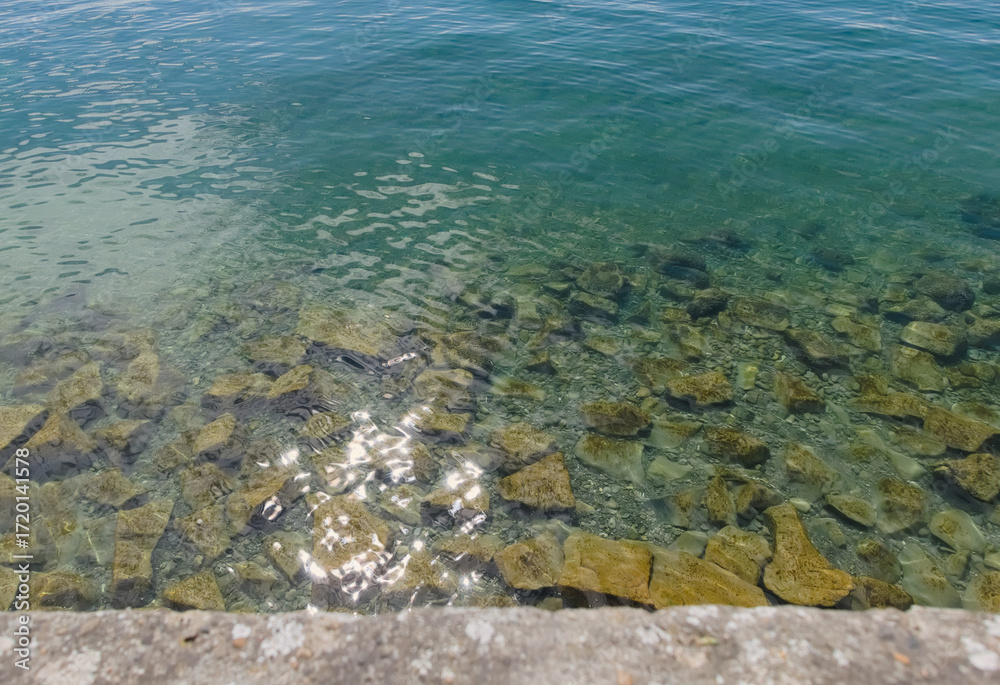 Fototapeta premium reflections of the sun shining in the clear sea