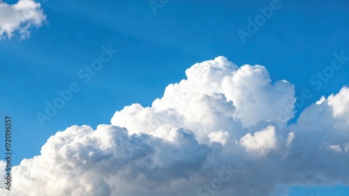 Foto A vast expanse of a vibrant blue sky is filled with fluffy white cumulus clouds, showcasing a serene and peaceful atmosphere