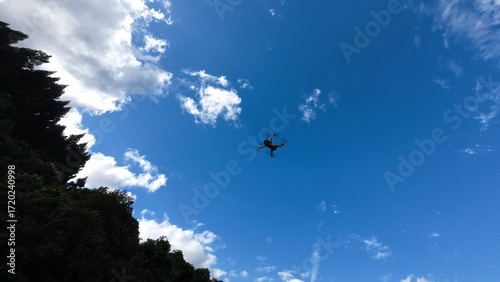 空に浮かぶドローン