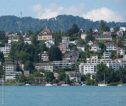 Wallpaper Mural Wohnen in der Schweiz, Immobilien am Zürichsee an bevorzugter Lage im Kanton Zürich Torontodigital.ca