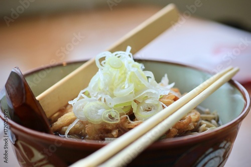 Φωτογραφία Fresh steamy bowl of delicious Japanese soba noodle soup.