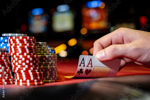 Konstfotografi Player opens playing cards with one pair or two aces on red poker table