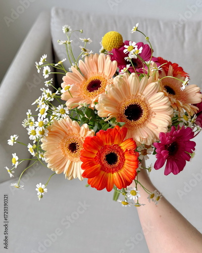 Sommerlicher Blumenstrauß mit Gerbera und Kamille Orange Rote Blumen