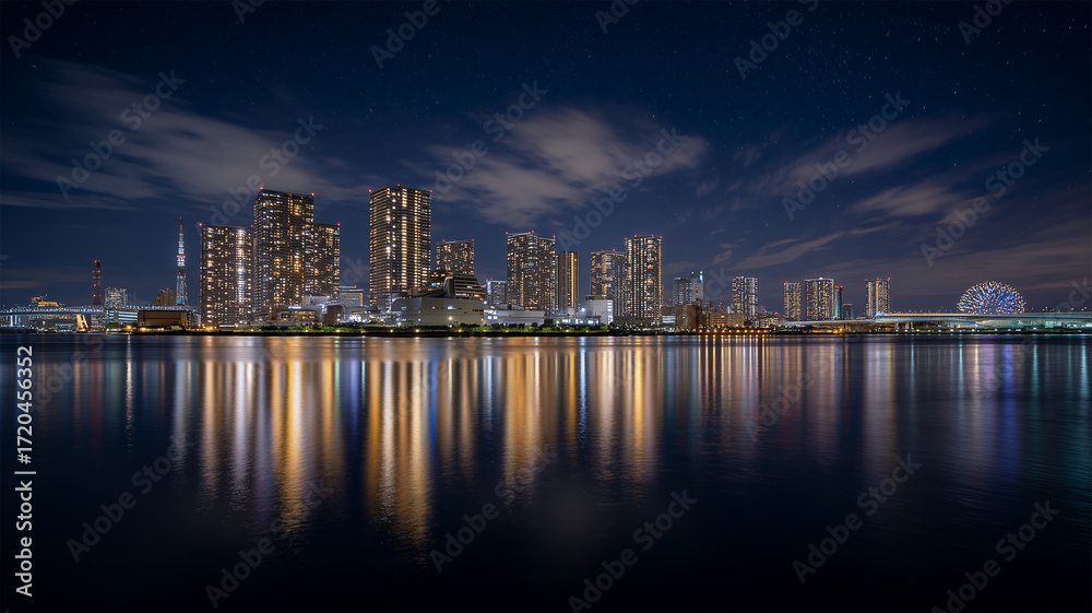 Fototapeta premium 星明かりに浮かぶ湾岸都市の夜景静かな水面反射情景図