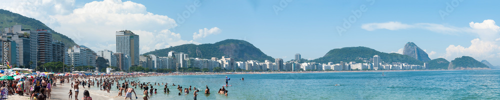 Obraz premium On Copacabana Beach, the sun shines brightly, the white sand invites rest, and the sea water refreshes the soul. A perfect setting for relaxation and enjoyment.