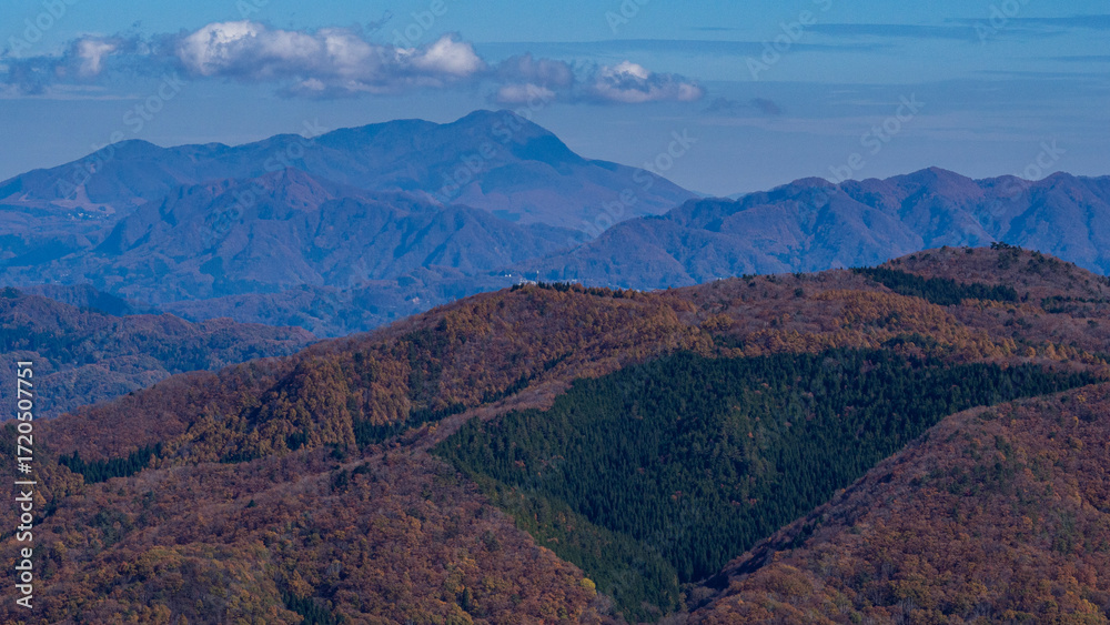 Fototapeta premium 秋晴れ 紅葉した山並み 長野県