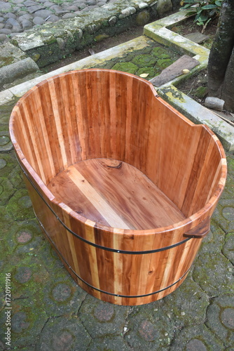 Unique bathtub craft made of wood with a rustic theme, this bathtub can be used to refresh.