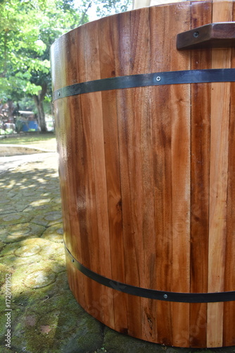 Unique bathtub craft made of wood with a rustic theme, this bathtub can be used to refresh.