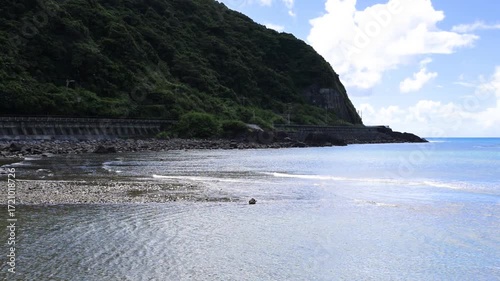 沖縄の海と連なる波