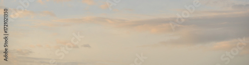 Panorama de nuages stratocumulus dans un ciel rosé, bleu et gris au lever du soleil