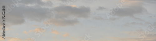 Foto Panorama de nuages cumulus foncé dans un ciel bleu pastel au lever du soleil