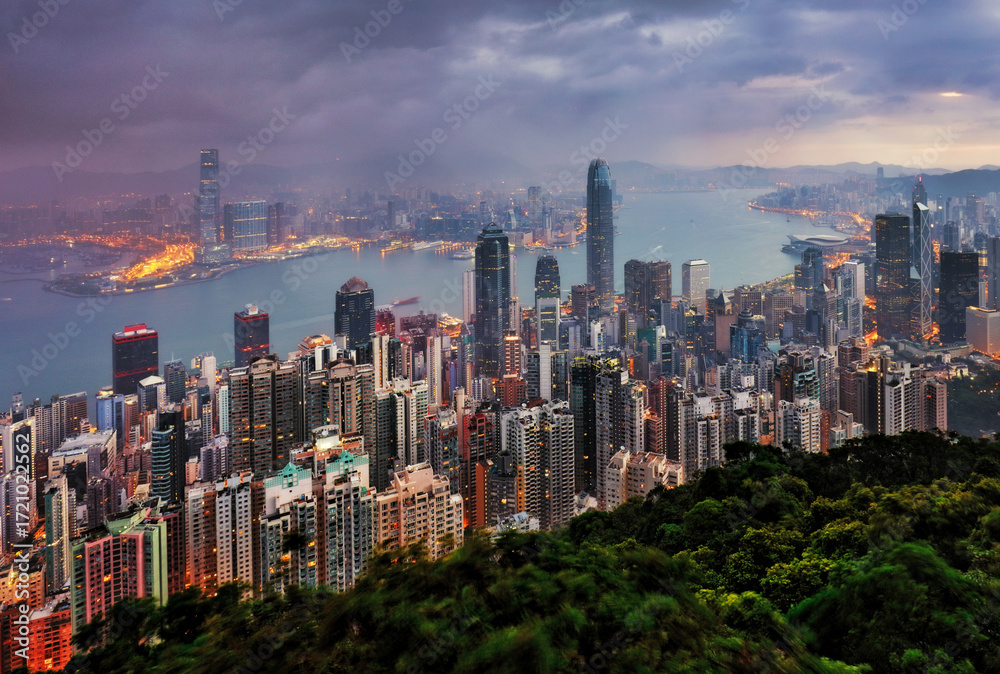 Obraz premium Hong Kong skyline at night from Victoria peak