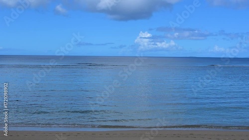 沖縄の海と波打ち際