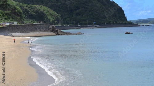 沖縄の海辺で遊ぶ子供たち