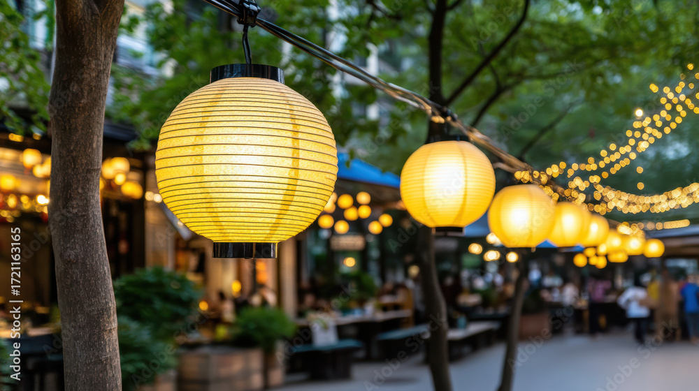 Fototapeta premium Hanging lanterns illuminate vibrant market street, creating warm and inviting atmosphere