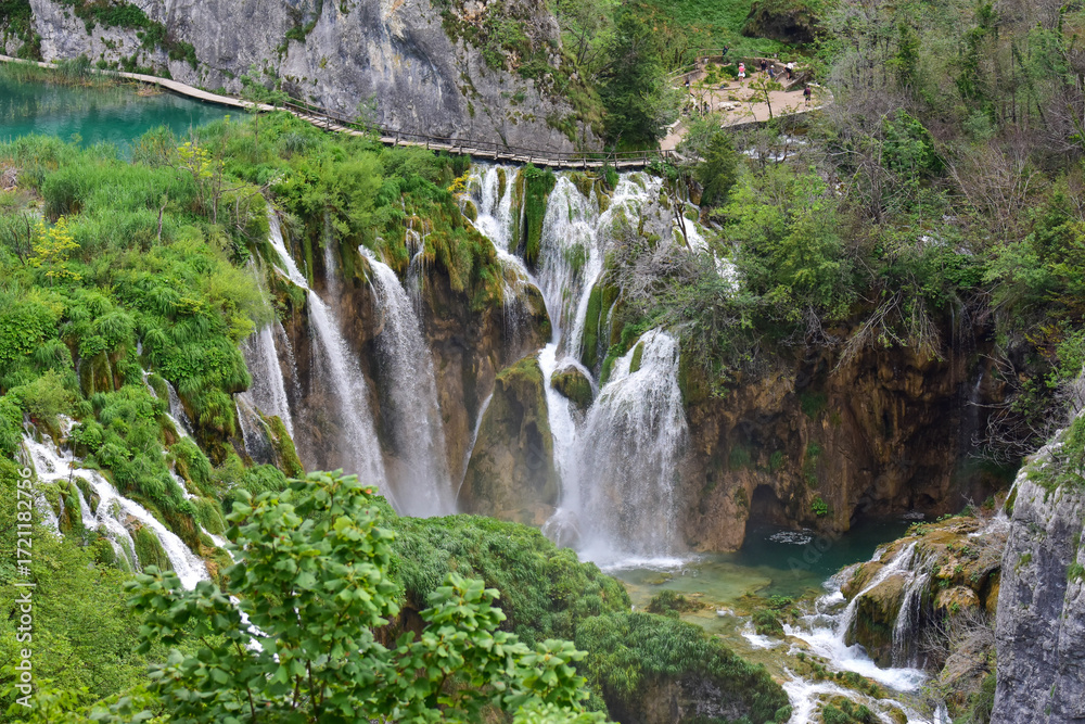 Fototapeta premium Waterfalls in Plitvice lakes national park, Croatia
