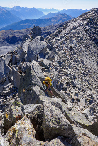 Alpinista in azione sulla cresta rocciosa tra il Pizzo Scopì e il Piz Miez, Lucomagno, Svizzera