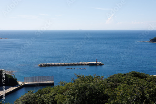 푸른 바다와 하늘의 수평선이 아름답게 펼쳐지는 섬과 나무와 자연과 해변의 풍경의 배경화면
