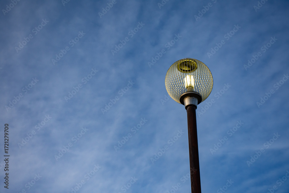 Fototapeta premium 夕暮れ時に灯る丸い街灯