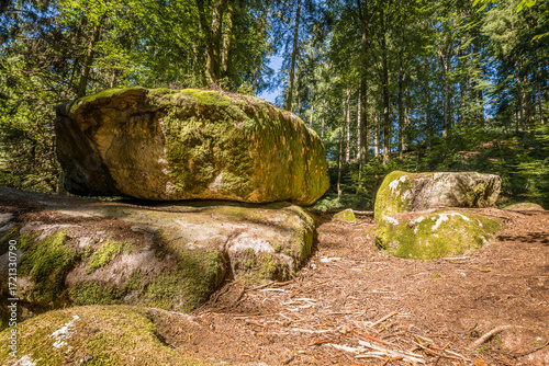 Megalith Steine im Höllbachtal im Naturschutzgebiet bei dem Rundwanderweg in Rettenbach bei Falkenstein in Bayern, Deutschland