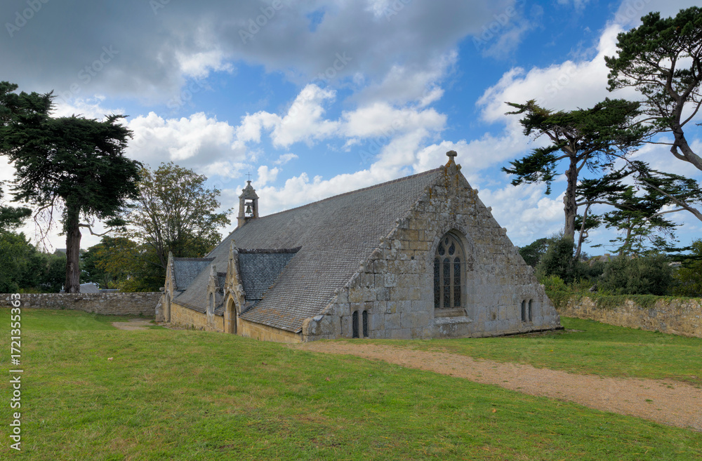 Fototapeta premium La chapelle à demi-enterrée de Port-Blanc Penvénan en Bretagne