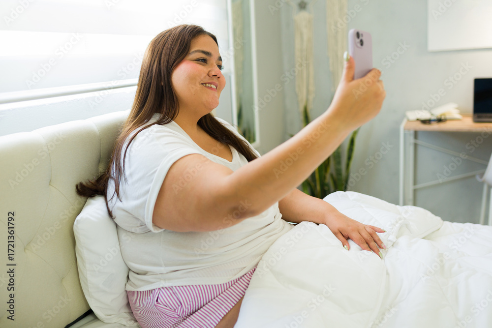 Φωτογραφία Happy patient making video call while recovering in bed at home