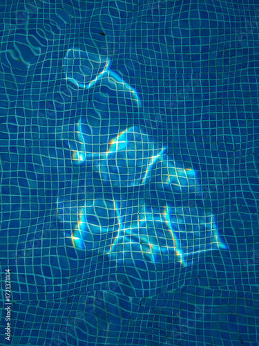 Reflejos de luz en el agua de una piscina