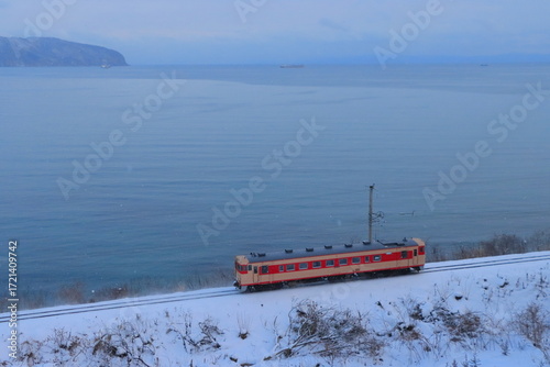 極寒の函館湾を背景にを走る道南いさりび鉄道キハ40系気動車(国鉄急行色)_2020/12/27撮影