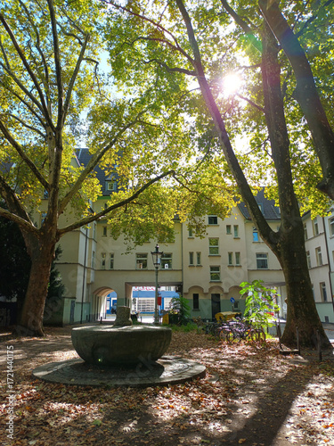 Schöne Seitenstraße und Hinterhof in Düsseldorf im Herbst