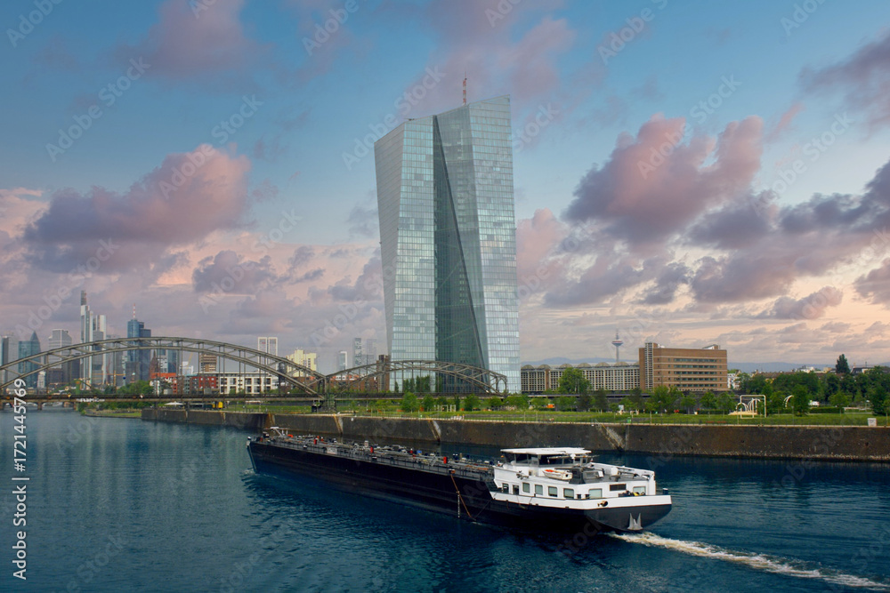 Naklejka premium Mainschifffahrt mit Blick auf die City von Frankfurt am Main_01