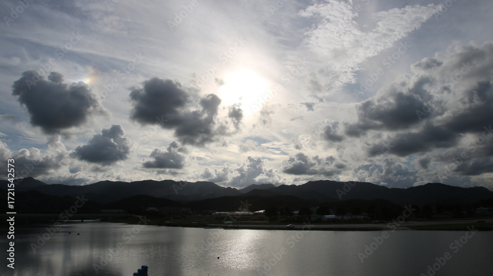 Fototapeta premium 하얀 구름과 태양이 빛나는 여름날