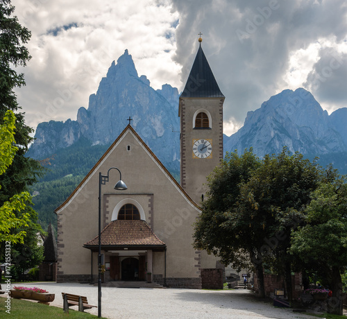 Pfarrei Heilig Kreuz mit den Dolomiten im Hintergrund.