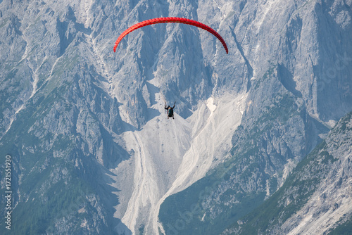 Gleitschirmflieger in den Dolomiten.