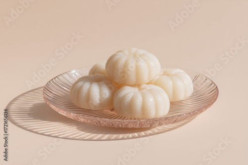 White Songpyeon Rice Cakes on a Glass Plate, 유리 접시 위의 하얀 송편 떡