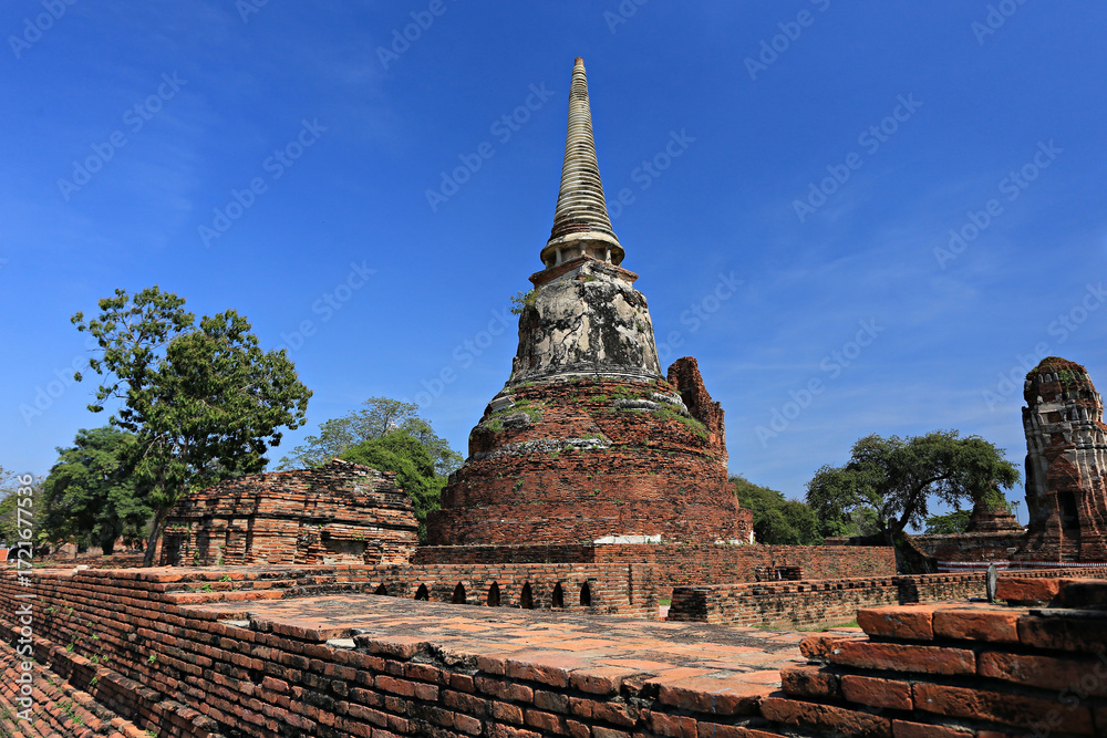 Fototapeta premium Wat Phra Si Sanphet temple is one of the famous temples in Ayutthaya Historical Park, Phra Nakhon Si Ayutthaya Province, Thailand. UNESCO world heritage