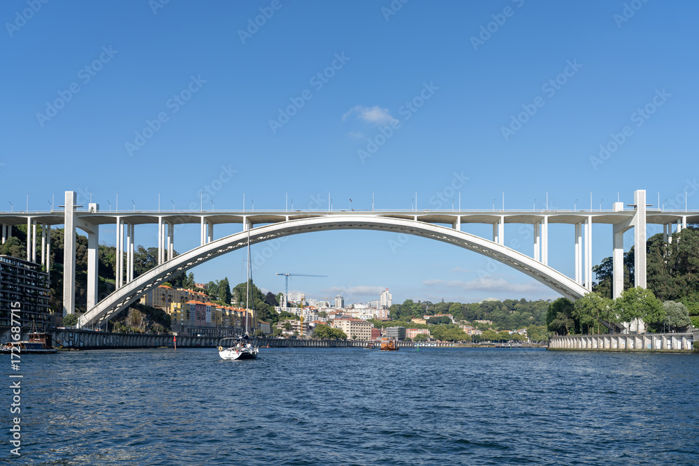 Naklejka premium Ponte da Arrabida Bridge in Porto, Portugal