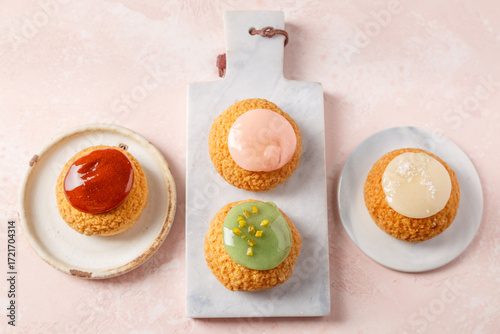 Assortiment de choux à la crème, dessert français gourmand