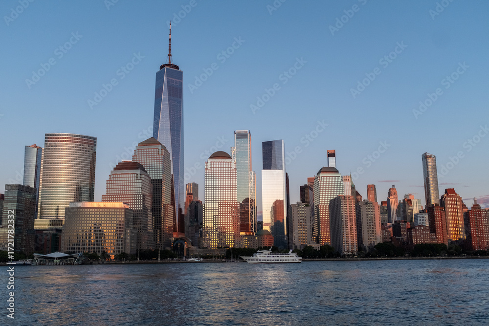 Obraz premium Golden hour images of lower Manhattan, New York.