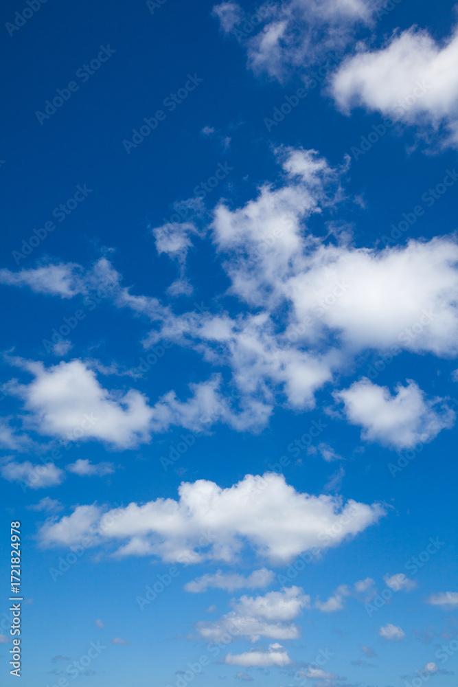 Naklejka premium Outdoor Cloudscape Background with Dramatic Sky and Natural Light