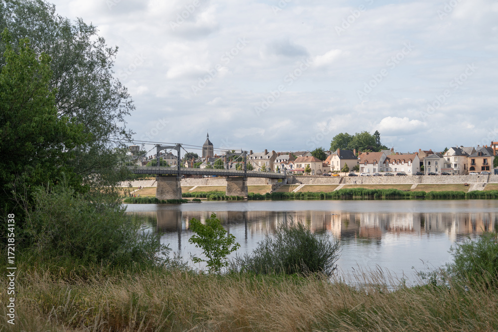Fototapeta premium Pont suspendu de Châteauneuf-sur-Loire, Loiret, Centre Val de Loire, France