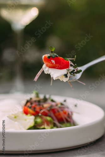 Konstfotografi Taking a bite of fresh healthy salad ingredients